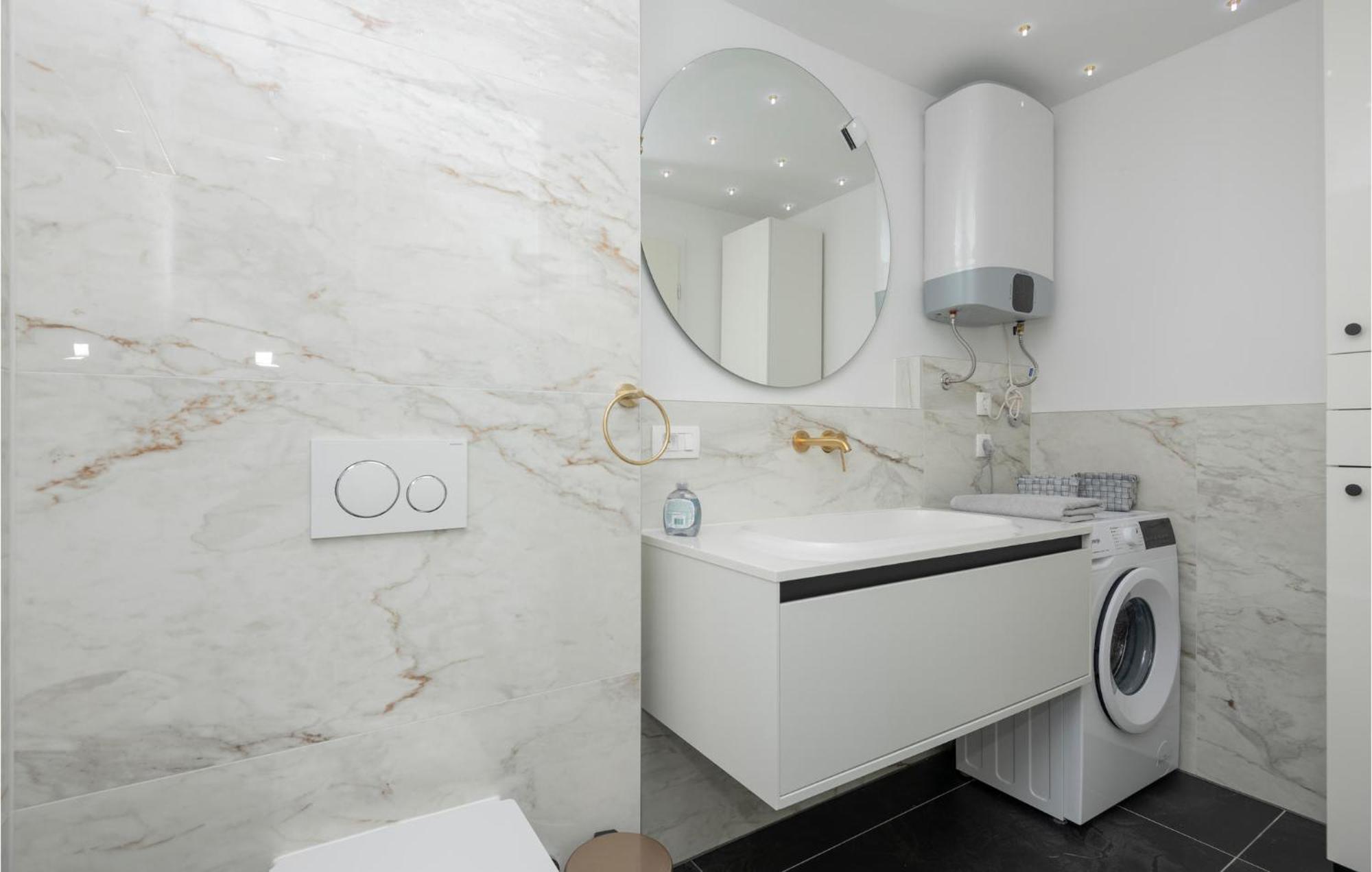 Stunning Apartment In Tucepi With Kitchen Exterior photo